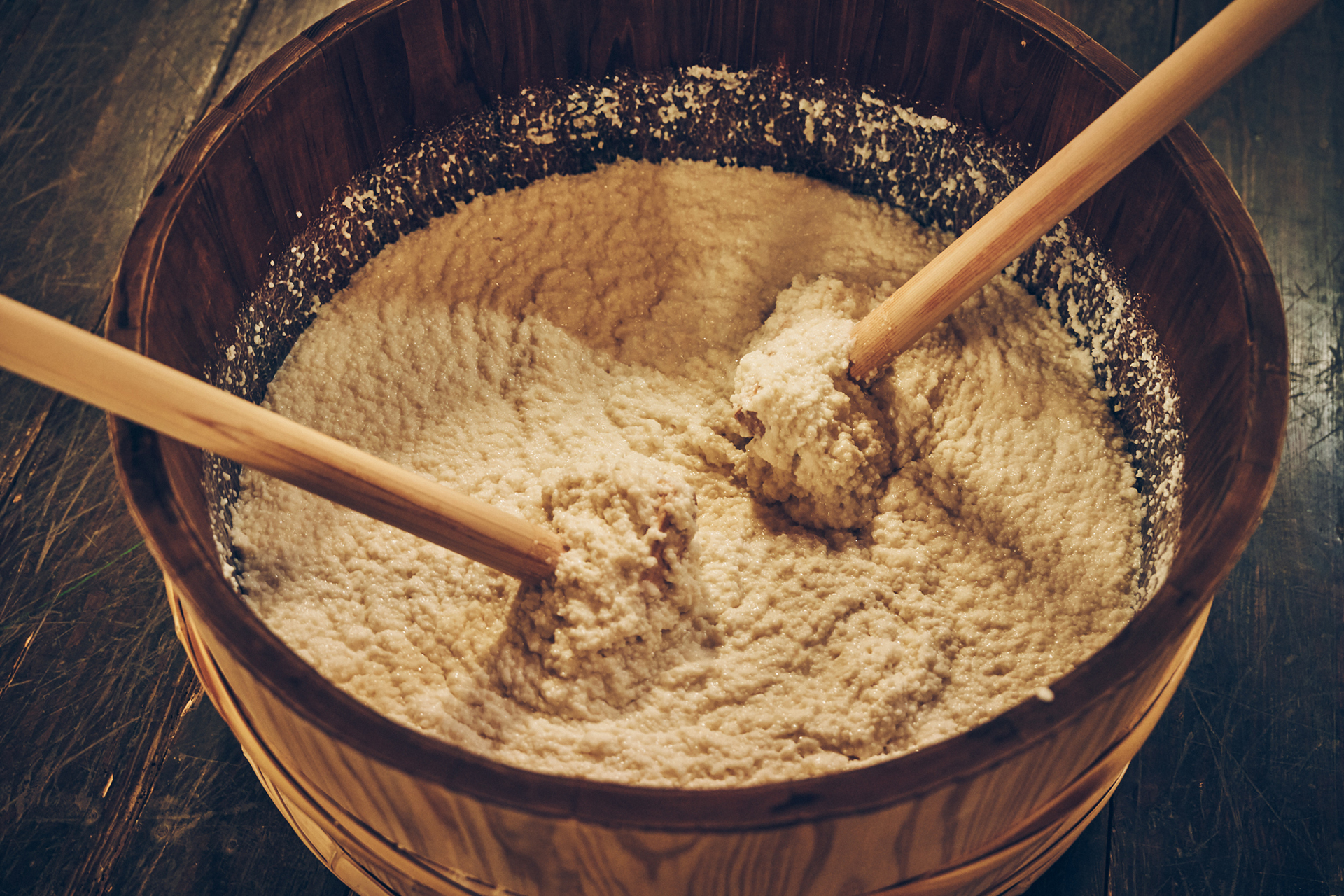 全国から厳選した米で造る最上の地酒『月の井』